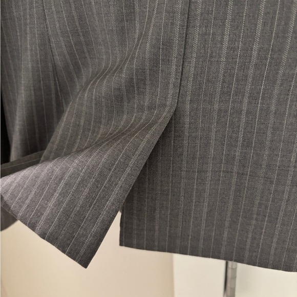 Ann Taylor 99% Wool Blazer, Lined Suit Jacket in Gray Pinstripe Size 4 Petite - Picture 9 of 10